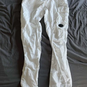 C.P Company Byxor - CP company linnebyxor med liten defekt på baksidan ( Se bild 4 ) Självklart Äkta!  Storlek M. Hör av dig vid fler funderingar. Mvh Ludde