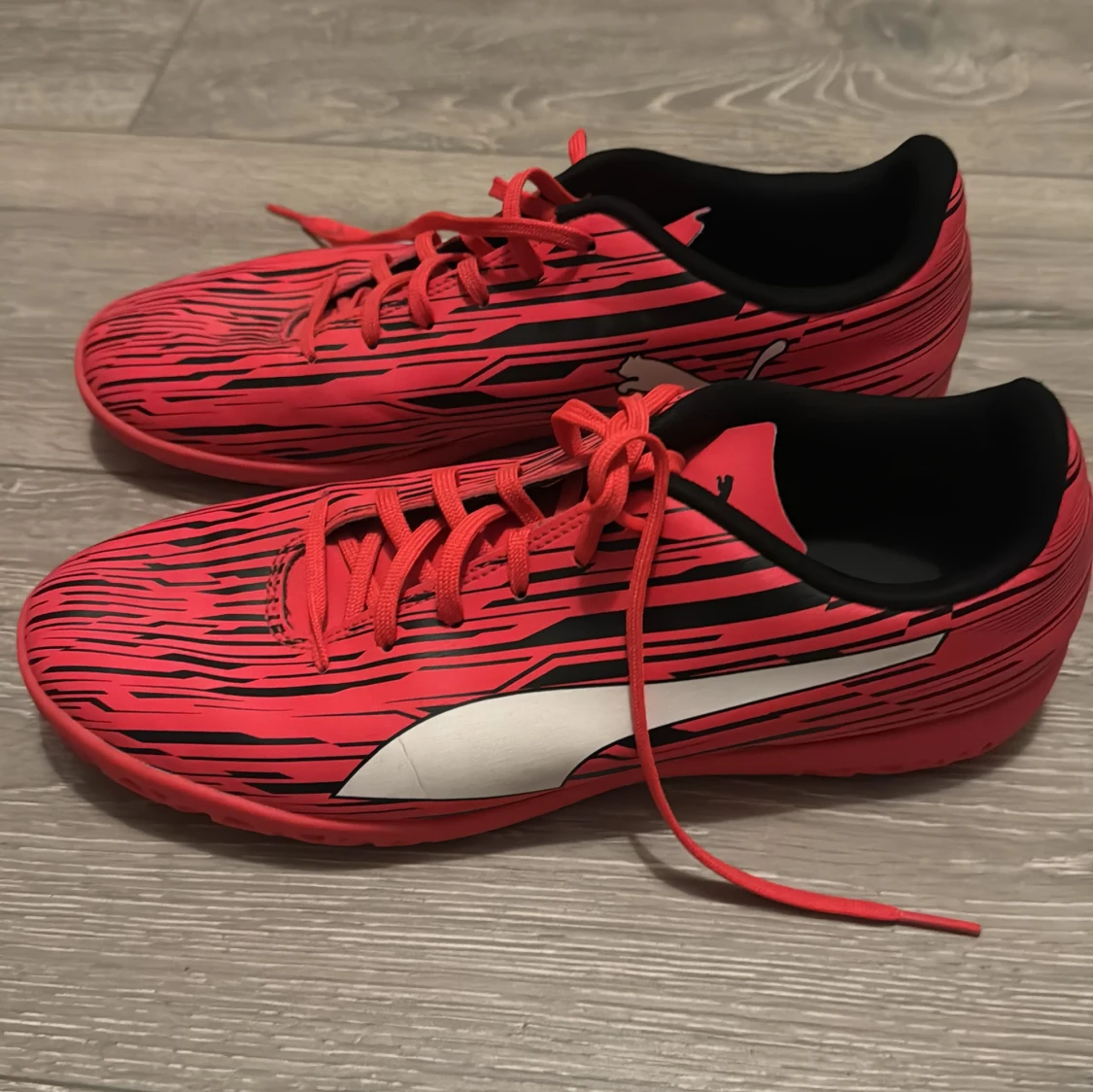 Röda fotbollsskor från Puma med svart mönster - 1