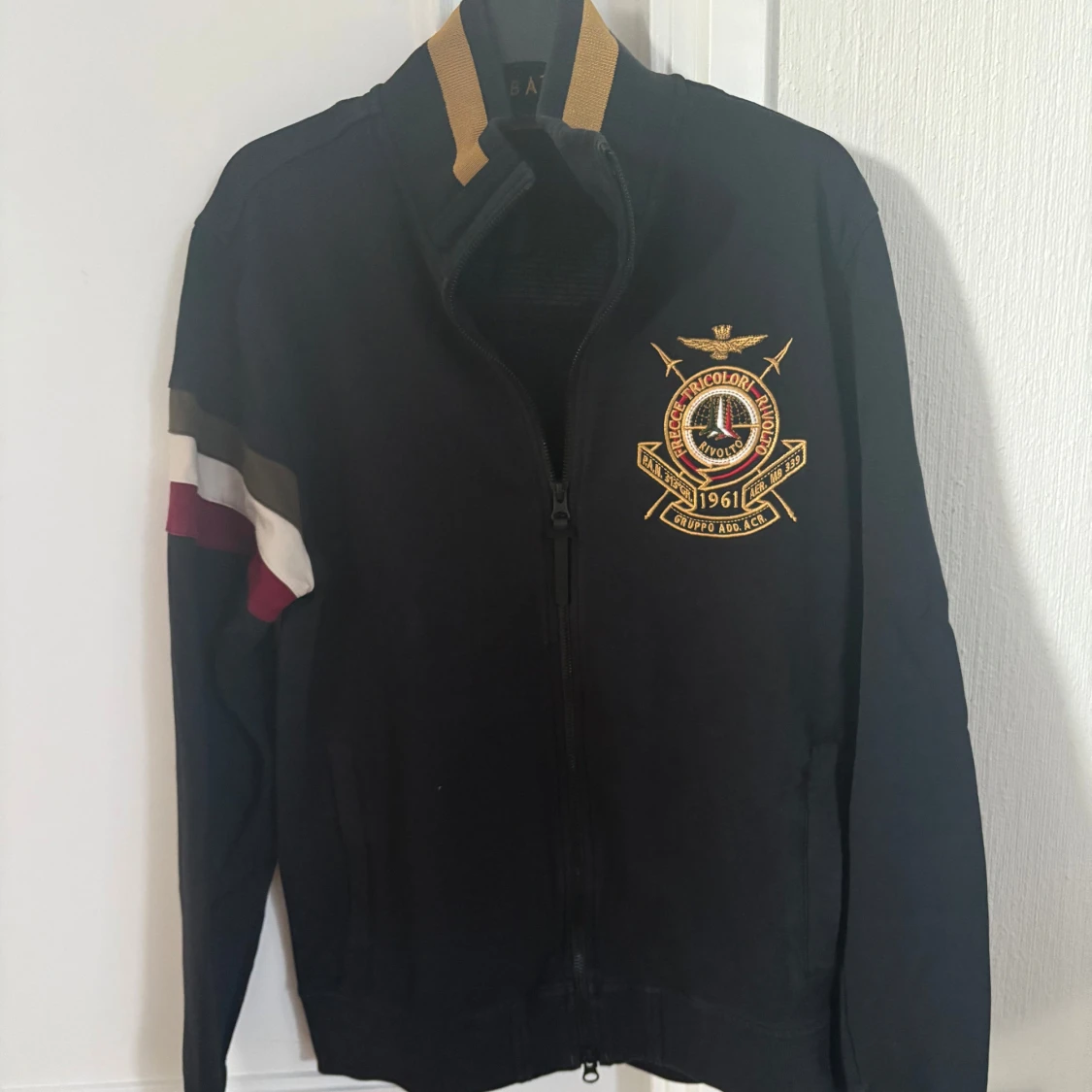 Svart jacka från Aeronautica Militare med broderad logga