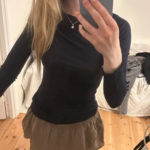 Intimissimi tröja mörklblå strl S 100kr - Klassisk intimissimi kashmir tröja strl S marinblå. Säljer för 100kr då den är lite sliten, litet hål på armen. 