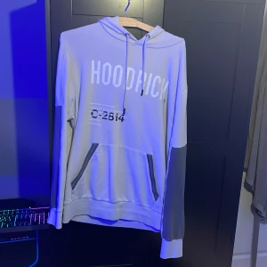 Hoodrich hoodie - Säljer nu denna rikigt feta tröja då jag inte använder längre. Skick 8/10 lite ut töjd vi halsen men om man drar bak luvan lite så är det inga problem. Pris kan diskuteras vid snabb affär, kontakta för frågor 