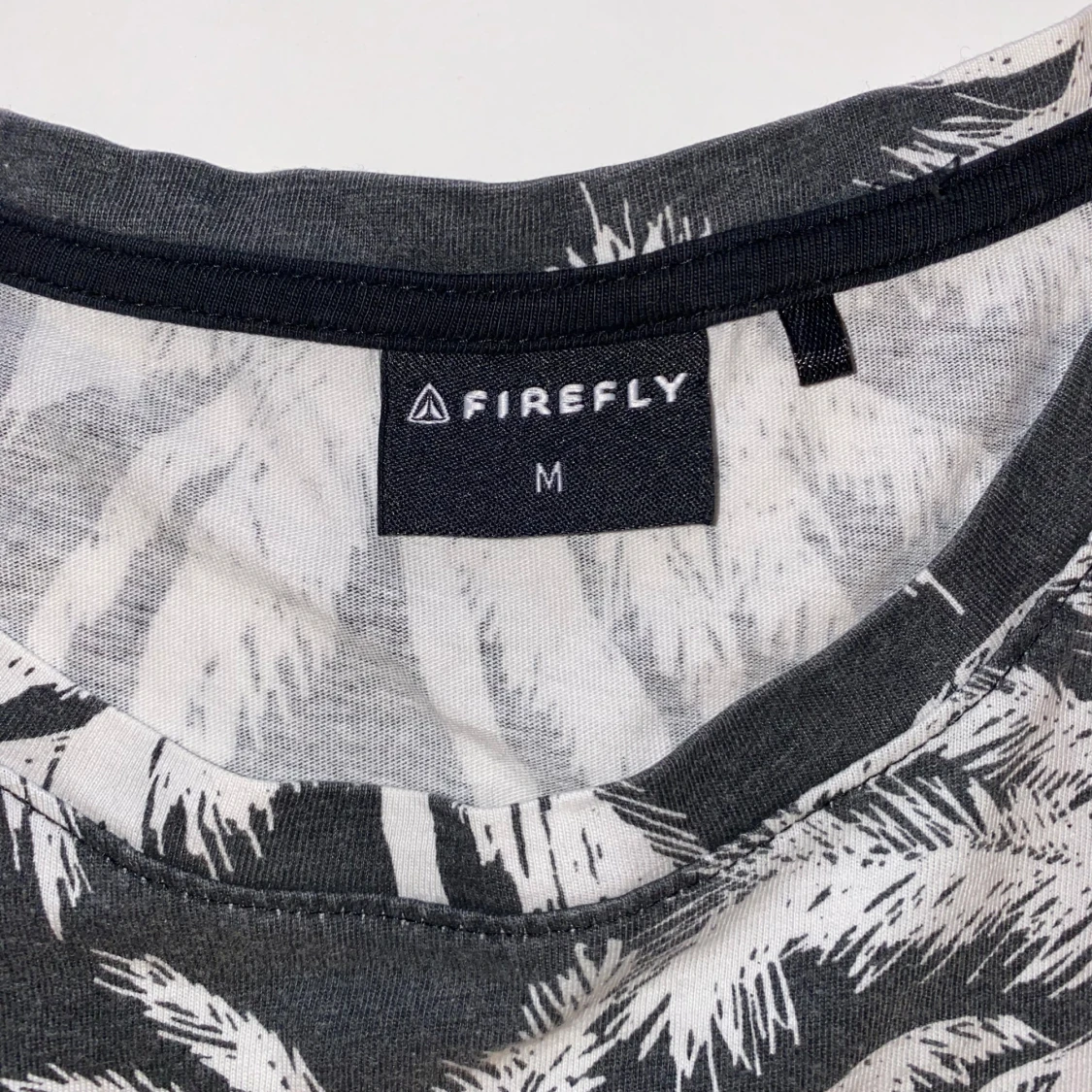 Svart t-shirt med palmtryck från Firefly - 1