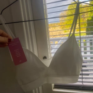 Vit BH - Säljer en helt ny och oanvänd vit BH från H&M k strl M, prislappen är kvar men den har dragits bort då jag trott att jag ska behålla bhn, men prislappen kommer med! Säljer den för 110kr + frakt!