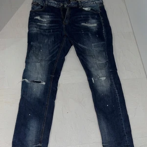 Ripped jeans  - Mörkblåa ripped skinny jeans från Supply & Demand. Modellen heter ”Horton”. Storlek: 34W (L) men kan också funka också som XL. 