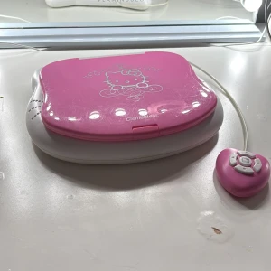 Hello Kitty dator - Säljer denna nostalgiska och vintage hello Kitty datorn. Kan användas som en dekoration i rummet eller en leksak. Funkar och har 40+ läro-spel i svenska och finska. Den är också väldigt söt 😽
