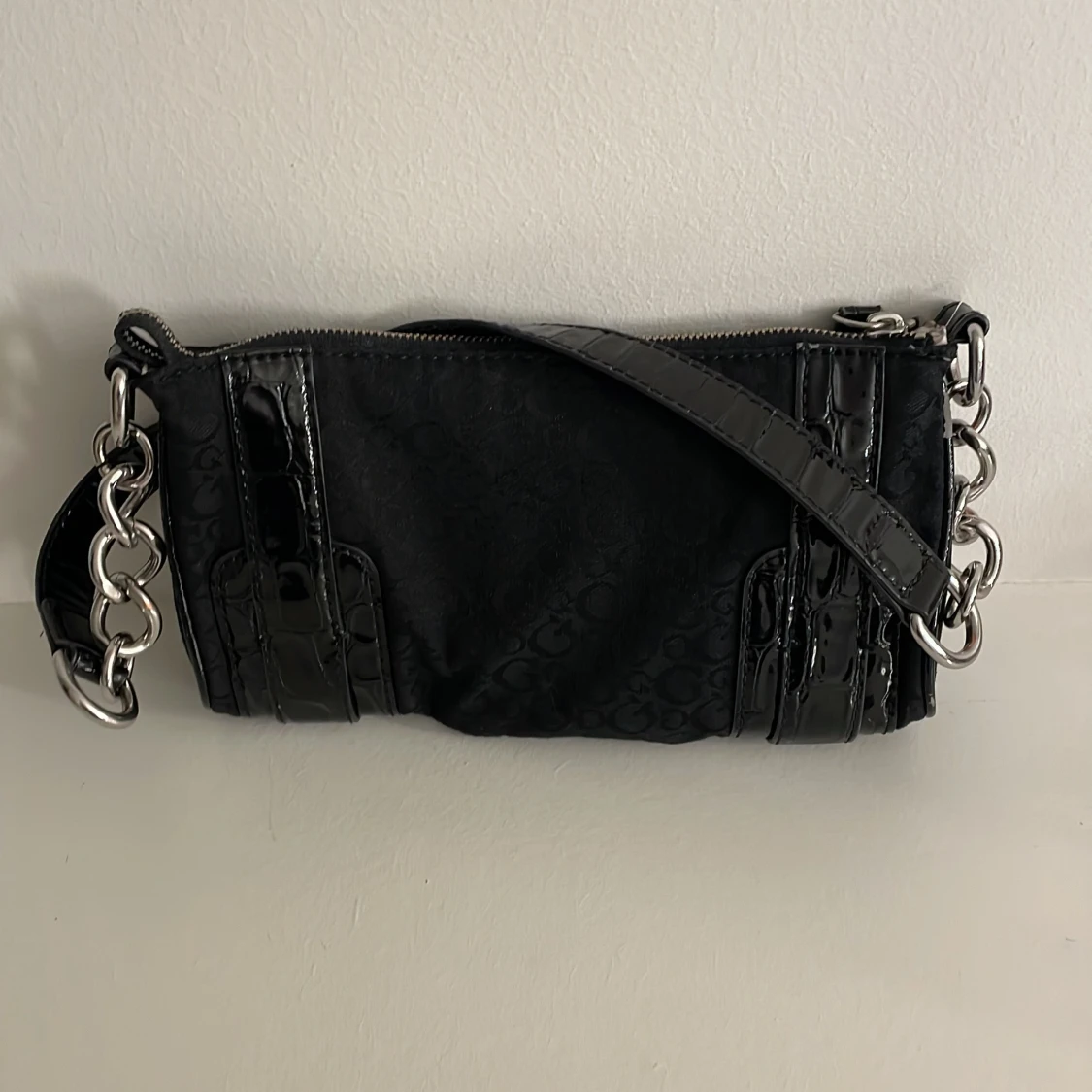 Svart axelväska från Guess med kedjedetaljer - 1