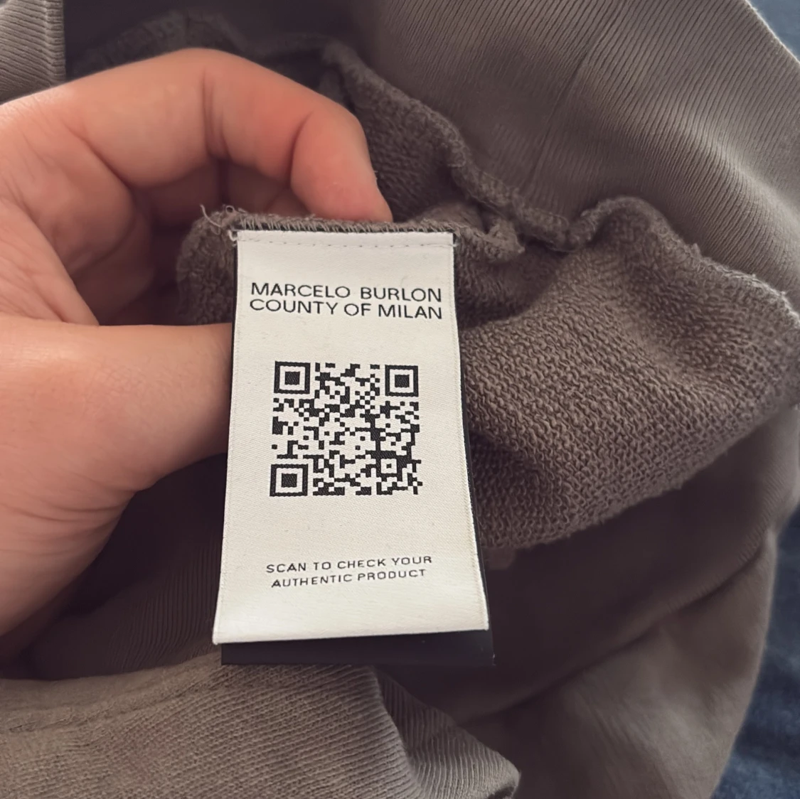 Grå hoodie med vingmönster från Marcelo Burlon - 3