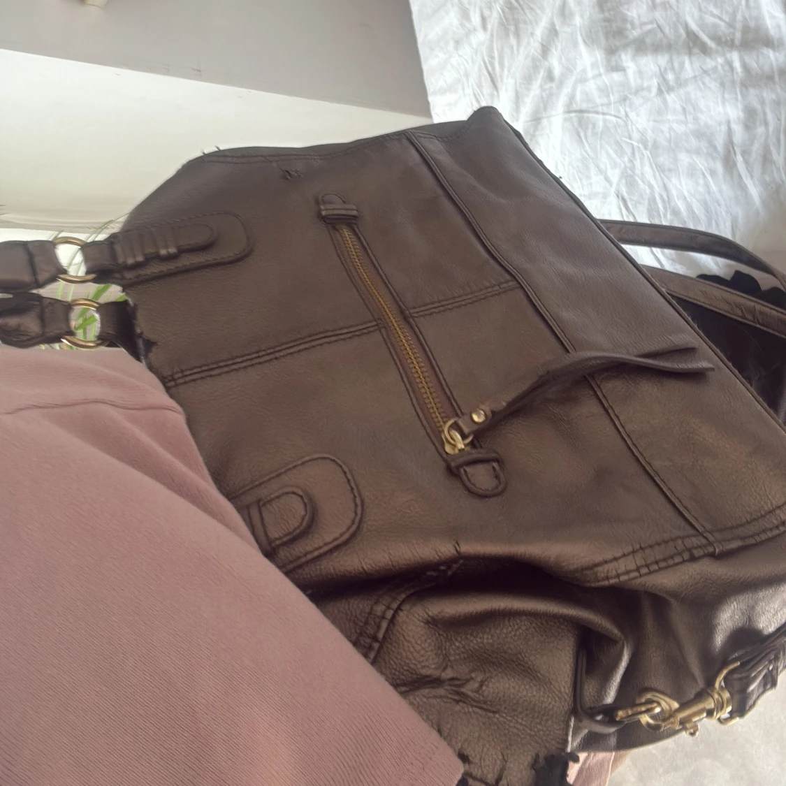 Bronsfärgad handväska med axelrem - 1