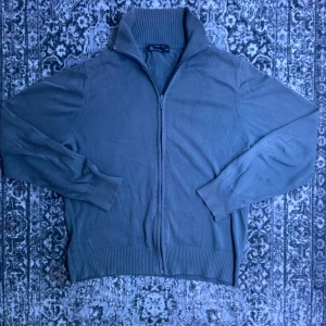 Väldigt snygg grå ziptröja från Zara Man - Väldigt snygg grå hel-zip från zara. Storlek M, passar väldigt bra och i väldigt gott skick. Hör av dig vid frågor eller prisförslag!