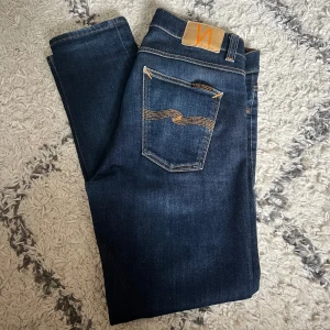Nudie Jeans Lean Dean - Ett par jeans från Nudie i modellen ”Lean Dean” i toppskick! Storlek 33/32. Skriv om ni har några frågor!!