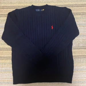 Ralph lauren ull tröja  - Säljer en Ralph lauren ull tröja för köpte fel storlek denna är helt ny inte använd, tröjan är i storlek M men passar för S också, tröjan är i färgen blå, röd och passar perfekt till många stilar 