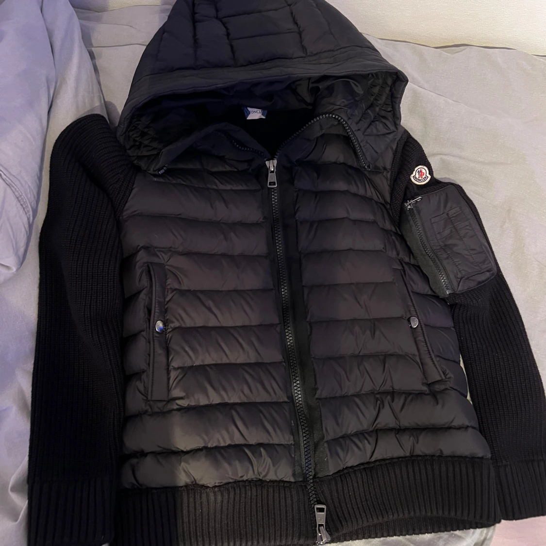 Svart pufferjacka med stickade ärmar från Moncler