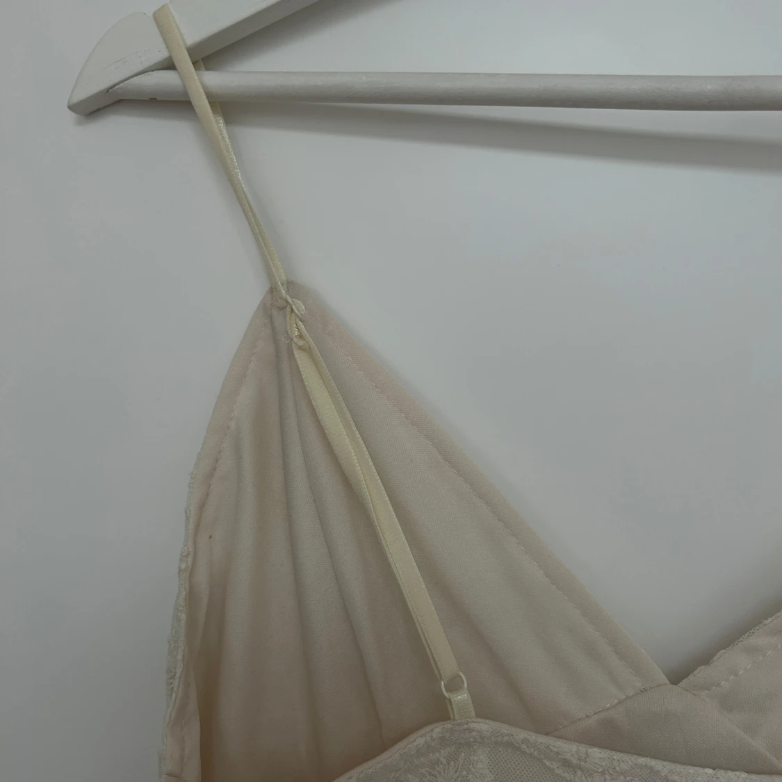 Vit spetsklänning med smala axelband - 3