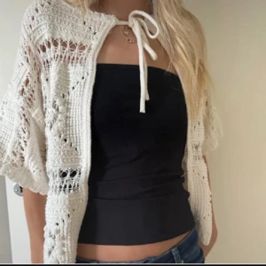 virkad kofta - Säljer en söt vit virkad kofta med kort ärm och knytband vid halsen! nästintill oanvänd och helt slutsåld från zara, hör av er vid frågor💕pris kan diskuteras vid snabba köp