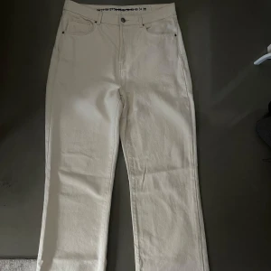 Kräm vita jeans  - Helt nya beige vita jeans från bikbok, storleken är som en 42a. Långa så längd 32 skulle jag säga. 