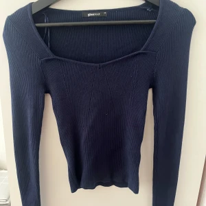 Gina tricot ribbad långärmad - Fin ribbad tröja. Använd en gång bara. Säljer för den är liten för mig. 