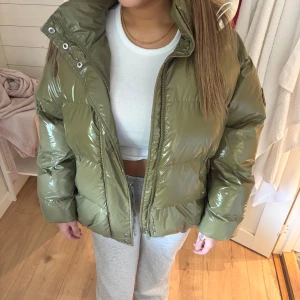 maje jacka - äkta maje jacka köptes på nk för 2 år sen ish , säljs inte längre men finns att hitta på några hemsidor för 3000 ungefär! storlek 0 men oversized! aldrig använd utomhus så helt ny bara utan prislapp