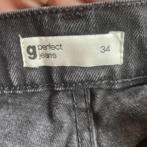 Svarta jeans från g perfect jeans - Säljer ett par svarta jeans från g perfect jeans i klassisk femficksmodell. Jeansen har dragkedja och knapp framtill samt bälteshällor. Passar dig som gillar en enkel och stilren look.