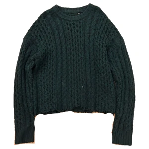 Oversized Cropped knitted sweater - En avklippt mörkgrön grovstickad sweatshirt köpt från Eken Marknad. Storlek M men ganska oversized. Medelbra skick. Hör av dig för mer information eller frågor💥