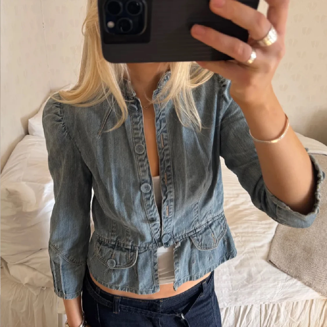 Jeansjacka med markerad midja och knappar - 2