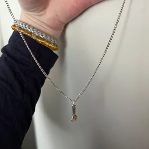 Halsband med skiftnyckel berlock - Helt ny, har bara legat i en låda