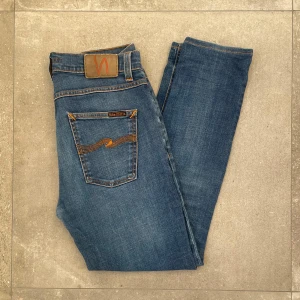 Nudie Jeans - Shyssta jeans ifrån Nudie Jeans i bra sick. Jeansen är i storlek 29/30 (se sista bild). Hör av dig vid frågor och funderingar! Pris kan diskuteras vid snabb affär!