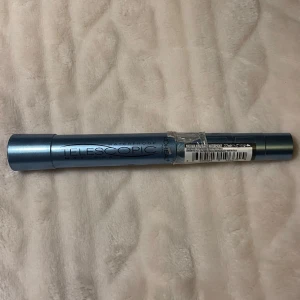 L'Oréal Telescopic Waterproof Mascara - Ljusblå tub med svart text, L'Oréal Telescopic Waterproof Mascara. Smal borste för separerade och långa fransar. Vattenfast formula, perfekt för en intensiv look. Enkel att applicera med smidig applikator.