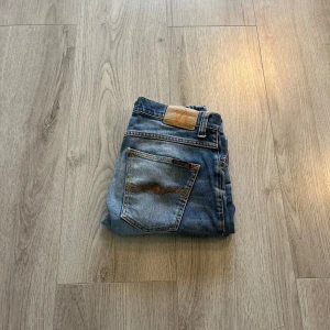 Nudie Jeans  - Pris:369 ej hugget i sten. Modell/Grim Tim Storlek: 31/34. Har ett väldigt litet hål.