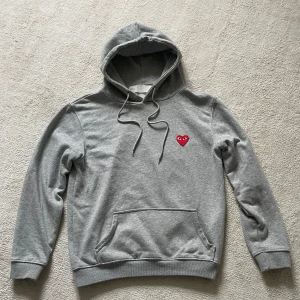 Cdg hoodie  - Grå hoodie från Comme des Garçons. Det är storlek M men sitter S. Hör av er vid intresse👍