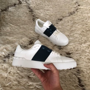 Valentino skor - Valentino skor i storlek 41, knappt använda och ser precis ut som nya! Hör gärna av er för mer frågor 