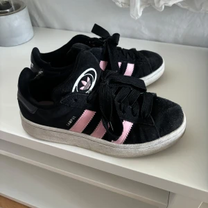 Campus - Campus skor i använt skick, gått upp lite i hälen och lite smutsiga annars inga defekter. Storlek 39.5🩷