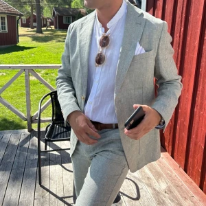 John henric kostym ljusgrön  - Ljusgrön kostym från John Henric, båda delar är i stl 46. Nypris 2800kr, endast använd under 1 bröllop. OBS sömmen på byxorna har röjts lite kolla sista bild!