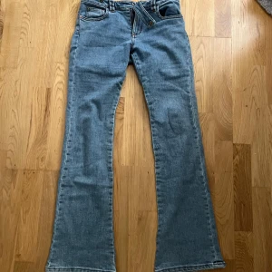 Lågmidjade jeans från Brandy Melville - Superfina jeans med låg midja från Brandy Melville! Unikt spänne som gör de så fina. Endast använda 5 gånger 