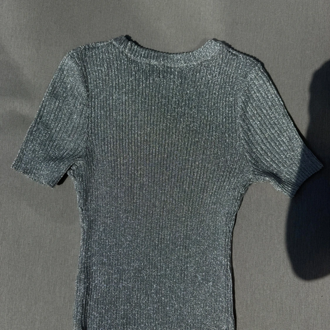 Glittrig ribbad topp från H&M - 2