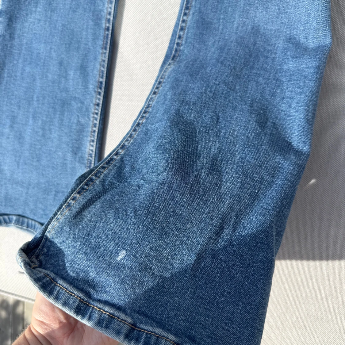 Blå bootcut jeans från Gina tricot - 3