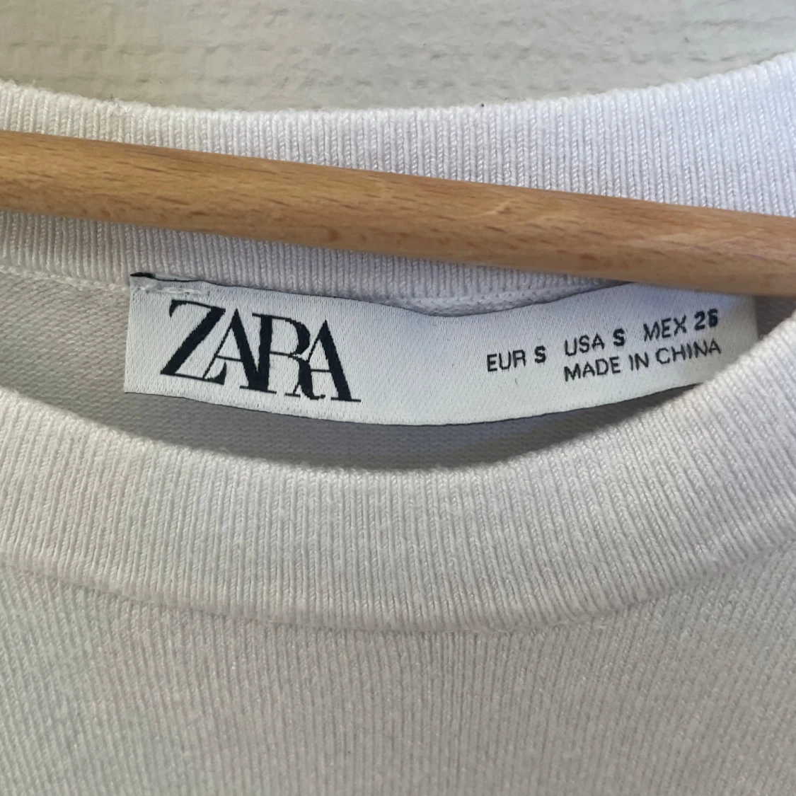 Vit och marinblå randig tröja från Zara - 2