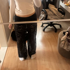 Svarta spetsbyxor med blommönster - Spetsbyxor från Design by Si. Köpte av en annan tjej och dom är hyfsat noppriga men tycker inte att det är något man tänker på då det är spets. Inbygda shorts 