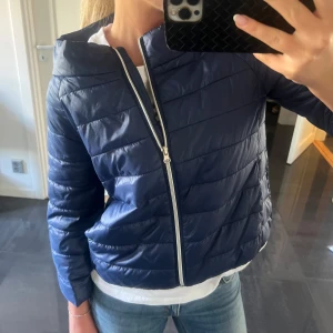 Jacka trekvartsärm - Superfin blå jacka med kort ärm💙Storlek står inte men typ xs-s