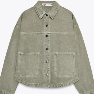 Grön jeansjacka Zara - Superfint skick 🤗Säljer en olivgrön jeansjacka från ZARA med två stora fickor framtill och knappar hela vägen. Jackan har klassisk krage och är tillverkad i ett kraftigare bomullstyg. Perfekt för lager-på-lager under vår och höst.