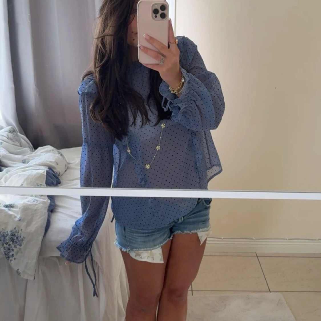 Blå transparent blus med volang och prickigt mönster - 1