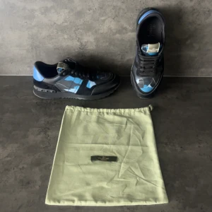 Valentino Rockrunners - Riktigt fräscha rockrunners i väldigt bra skick!🙌 Använda ett tag men inga defekter eller liknande som du kan se på bilderna. Kom privat för mer frågor💯