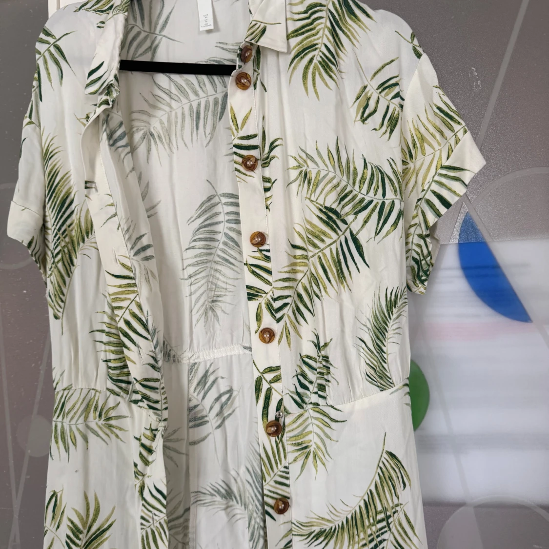 Vit klänning med grönt palmbladsmönster från H&M - 3