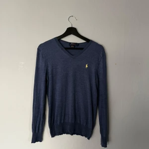Ralph lauren tröja Merino ull - Säljer en blå ralphlauren tröja | STORLEK s PASSAR XS| skick 7/10 | färg blå 🟦| tyg Merinoull | bara att skriva för eventuella frågor | 😃💯