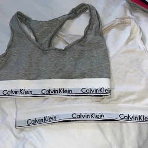 Calvin Klein toppar  -  Toppar från Calvin Klein som knappt är använda 