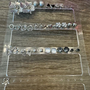 Silver öronhängen  - En hel del silver öronhängen, det finns 17 par av öronhängen, vissa är använda ett fåtal gånger och vissa är inte använda. Osäker om märket på något då jag haft de ett bra tag! 15 kr per 2/par av öronhänge, sen 120kr för alla 17 par!😊💕 Finns ute på fler ställen (är inte såld så länge annonsen fortfarande uppe)