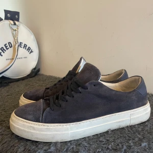 Sneaky Steve skor - Säljer denna dessa Sneaky Steve skorna. Lite smutsiga på sulan men annars bra skick! Skokartong medföljer ej.