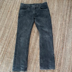 Cheap Monday slim jeans - Säljer ett par svarta Levis 501 jeans med klassisk femficksdesign och raka ben. Jeansen har normal passform och är tillverkade i denim. Perfekta för dig som gillar en tidlös stil.