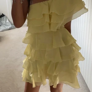 Gul volangklänning  - Jättefin gul volangklänning som e one shoulder☺️bara använd en gång och super fin till sommaren. Hör gärna av er, vid seriösa köpare kan pris kanske diskuteras 💕