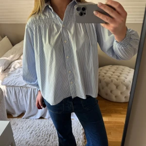 Blus - Såå söt blus från Zara i storlek M. Nyskick🥰