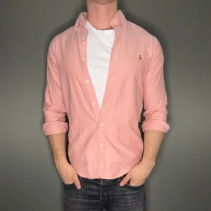 Ralph lauren skjorta - Hej säljer nu min fina Ralph lauren skjorta i storlek S. Den är i nyskick och kommer vara otroligt snygg nu i vår och framåt sommaren. Nypris cirka 1600kr! Vi kommer att sälja liknande produkter nu i vår och närmare sommar så glöm inte följa profilen!🌊🍾